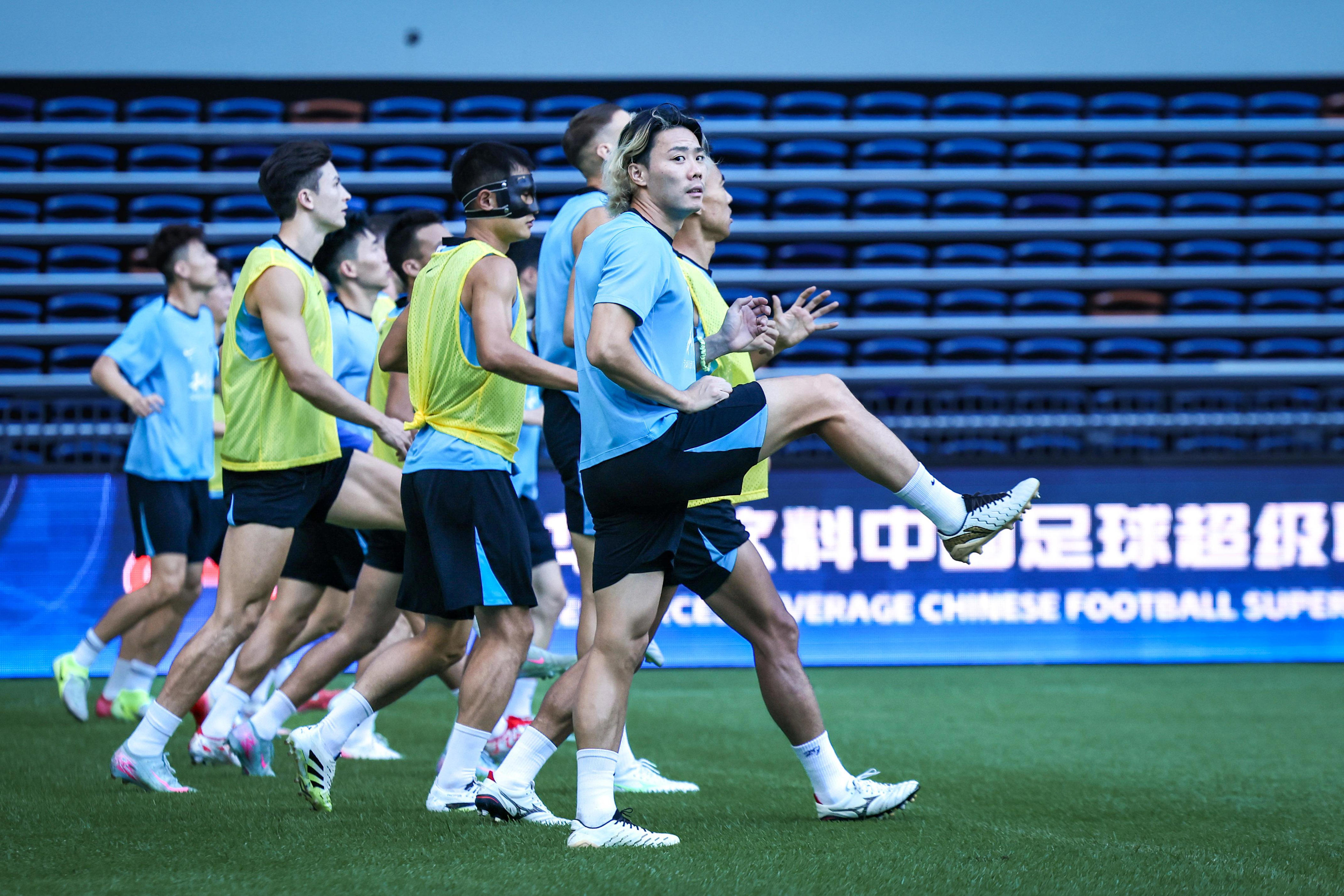 其他符合中, 这对还没走
